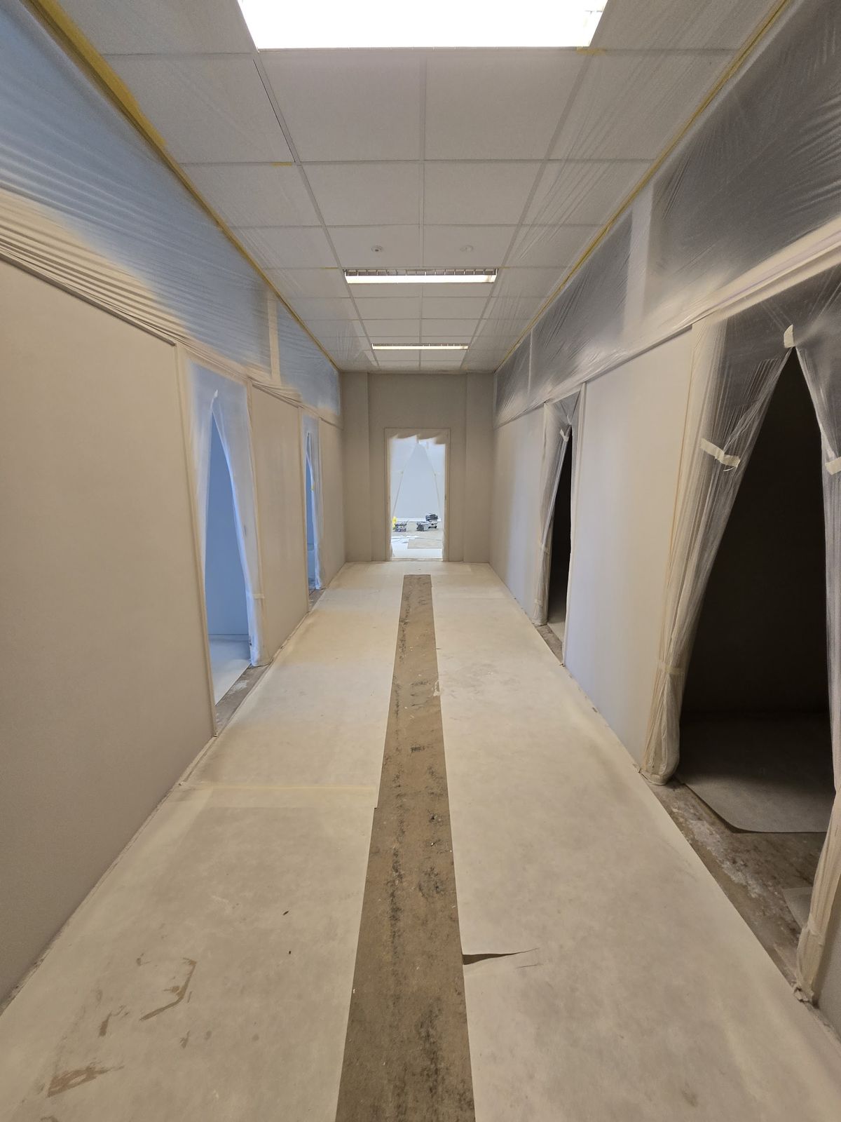 Gang van een praktijk volledig afgeplakt met folie voor het spuitwerk