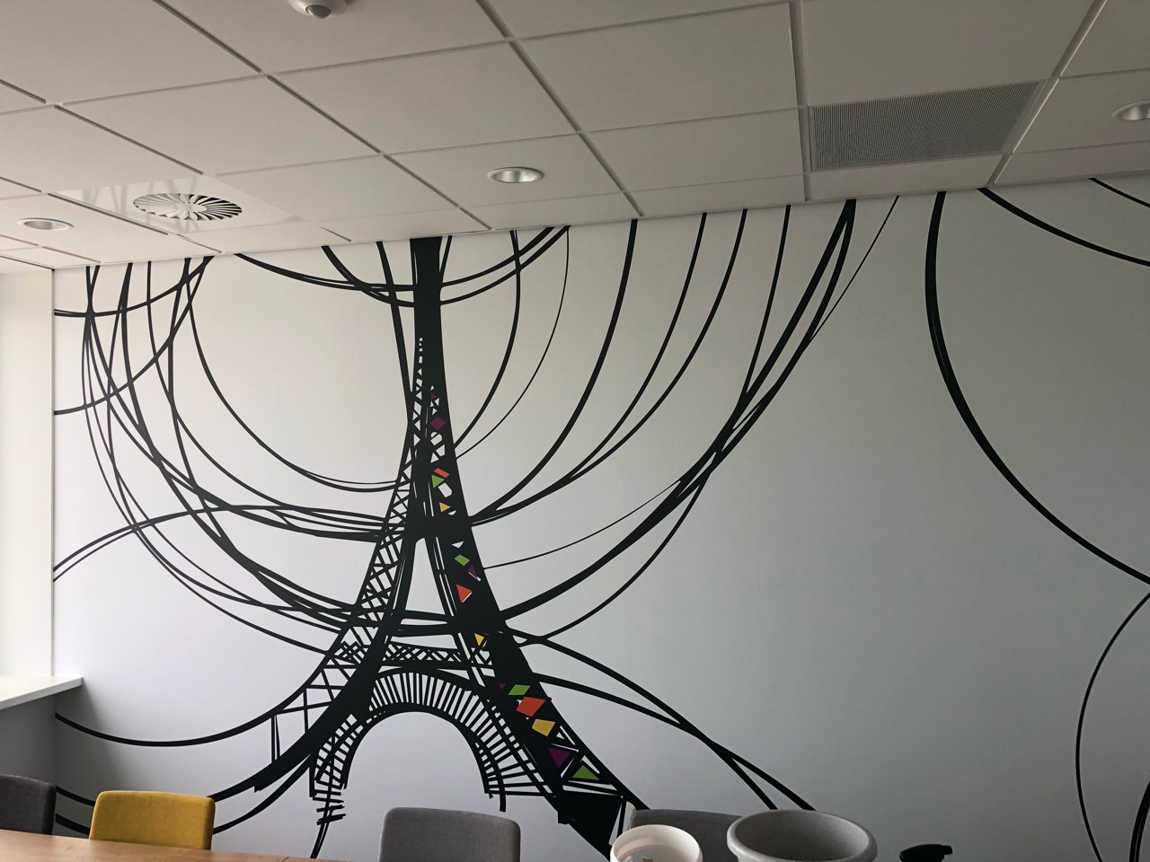Fotobehang met de Eiffeltoren in zwarte lijnen op een kantoorwand