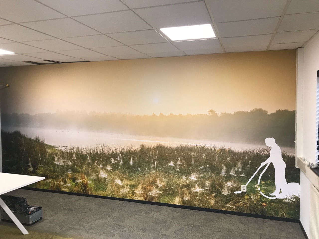 Textiel fotobehang met een meer in het ochtendlicht in een kantoor
