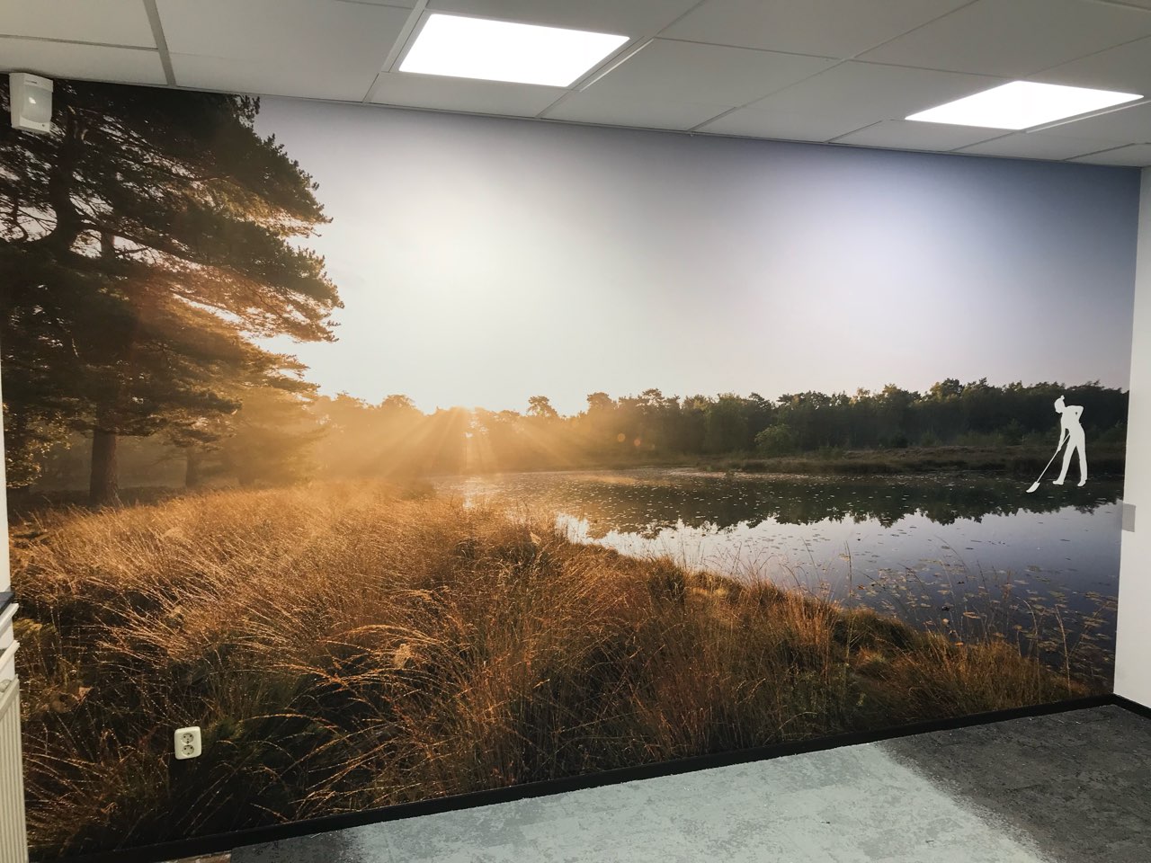 Fotobehang met een heidelandschap aan het water