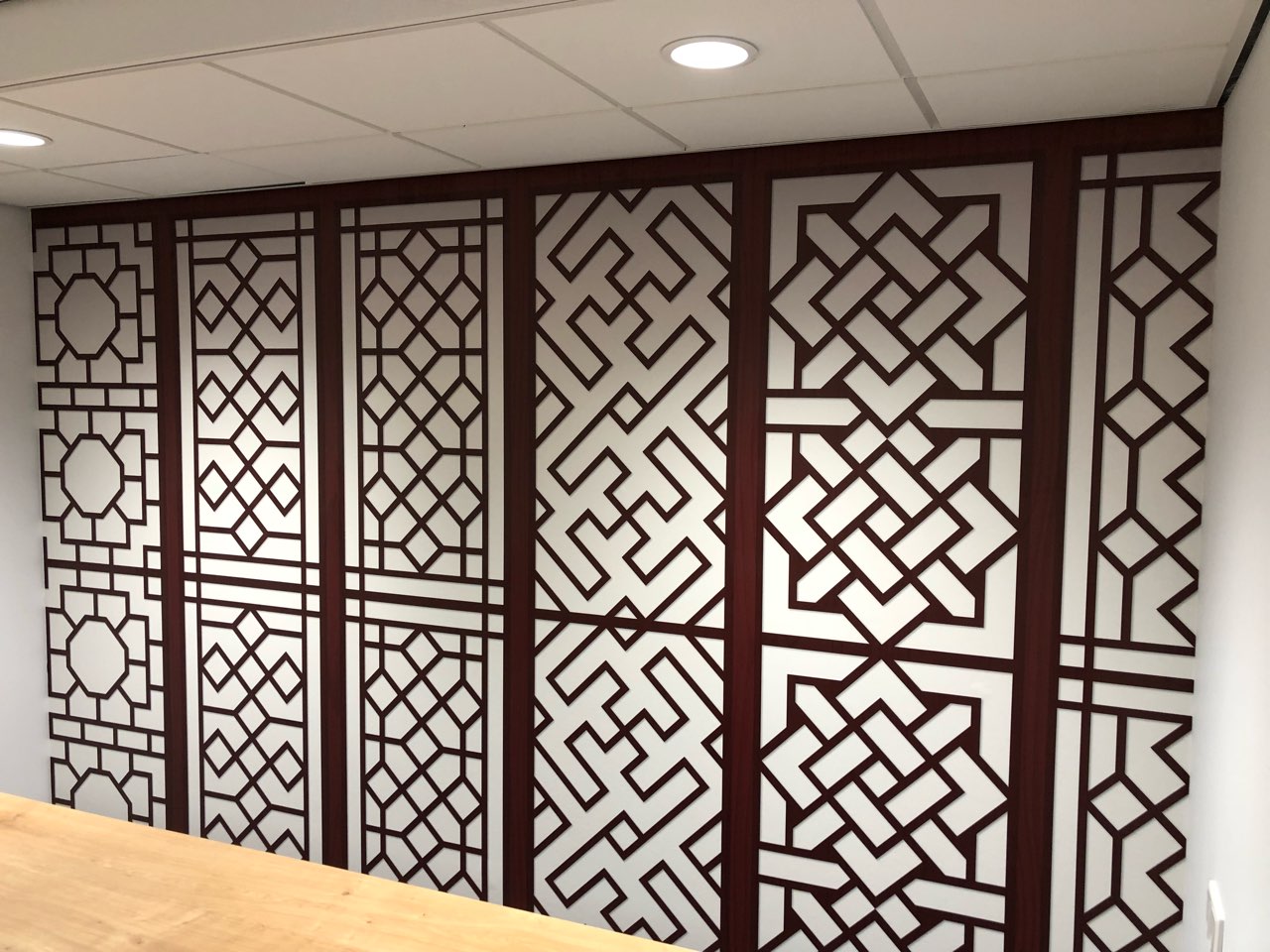 Wand met een geometrisch patroon in donkerrood en wit