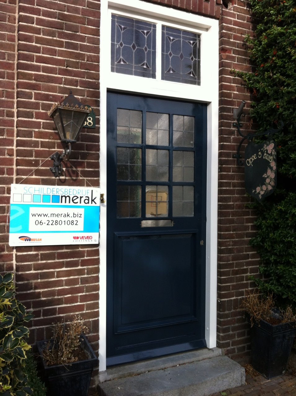 Een voordeur met bovenlicht, na het schilderwerk