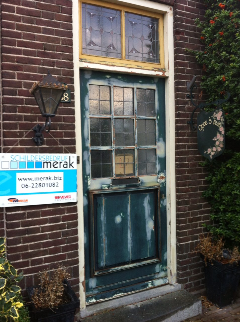 Een voordeur met bovenlicht, voor het schilderwerk